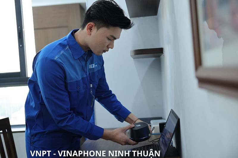 Sử dụng combo dịch vụ wifi truyền hình, di động giúp tiết kiệm 50% chi phí. Ảnh: VNPT